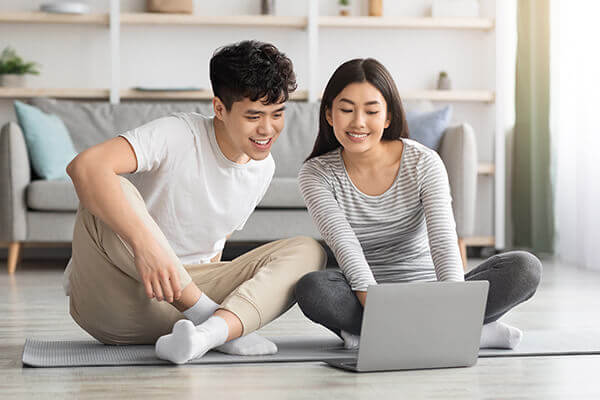 Fit couple on laptap